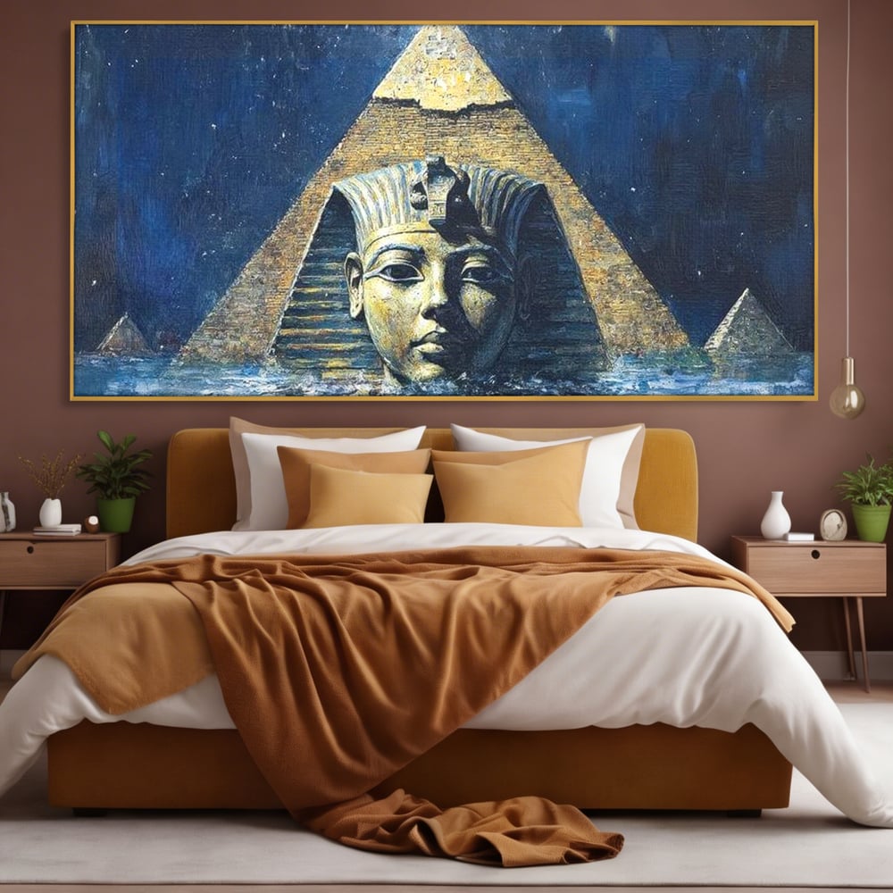 Tablou canvas cu pictura cu sfinx si piramida in apa, in rama de aluminiu auriu, pe perete intr-un dormitor